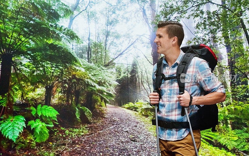 一个人/一个人/腰部以上/侧视图/侧面视图的男性/年轻男子背包客/游客/游客徒步旅行/站在大自然的森林谁是户外穿着伐木工衬衫/格子衬衫/卡其裤/背包